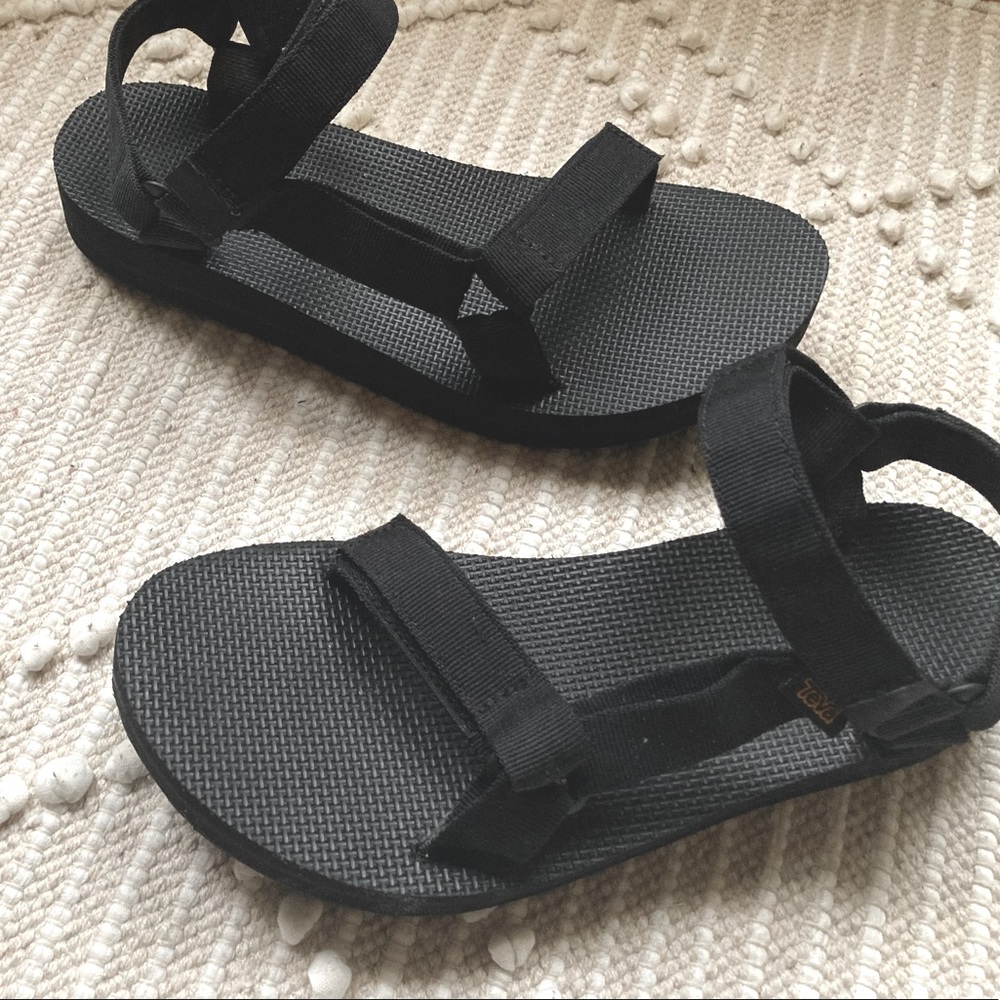 Teva. 10. Black.